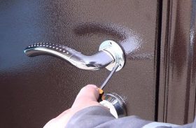 Замена дверной ручки металлической двери в Кургане