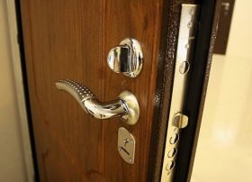 Замена входной двери в квартире в Кургане